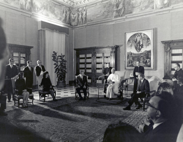Die Stellung des Menschen im Universum ist auch eine grundsätzliche religiöse Frage. Das Bild zeigt eine Audienz der Apollo-11-Astronauten bei Papst Paul VI. am 16. Oktober 1969, drei Monate nach der Mondlandung. Bild: NASA