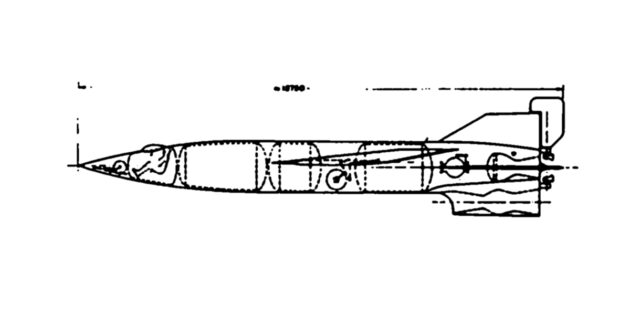 Abbildung 6.2: Die bemannte A-9. In der Planungsabteilung Peenemündes wurde an dieser bemannten Version einer A-9 gearbeitet. Anstelle eines Sprengkopfs ganz vorn ist eine Pilotenkanzel eingebaut. Das Fahrgestell ist vor dem Piloten und im Mittelteil erkennbar. Solche und ähnliche Pläne waren für den militärischen Gebrauch relativ wertlos. Von Braun stellte sie in den zahlreichen Verhören durch die Amerikaner in der Hoffnung heraus, dass er und sein Team in den USA in zivilen Raumfahrtprogrammen eingesetzt werden würden. Bild: „Peenemünde East Through the Eyes of 500 Detained at Garmisch“, 1945