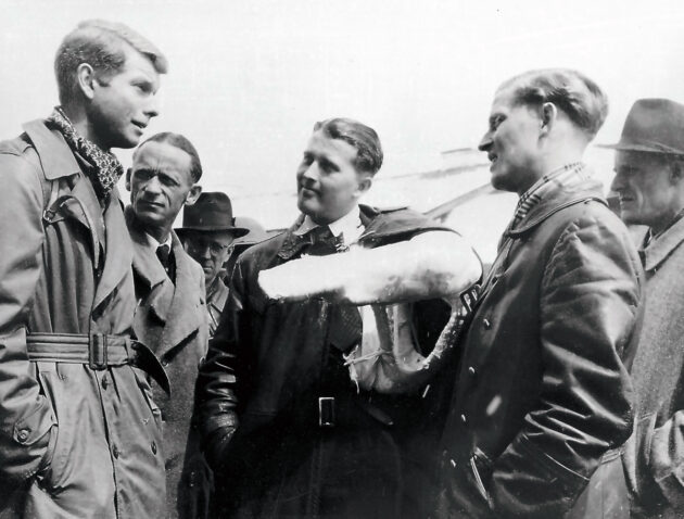 Anfang Mai 1945 ergaben sich Wernher von Braun und eine kleine Gruppe führender Leute aus Peenemünde der US-Armee. Links Charles L. Stewart von der amerikanischen Gegenaufklärung, neben ihm Oberstleutnant Herbert Axster und (im Hintergrund) Dieter Huzel, Wernher von Braun, Magnus von Braun und Hans Lindenberg. General Dornberger gehörte ebenfalls zu der Gruppe. Bild: NASA, Marshall Space Flight Center