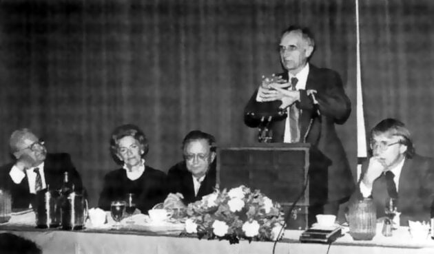 Dr. Adolf Busemann (am Podium) bei einer Veranstaltung in New York, die die Fusion Energy Foundation 1981 ausrichtete, um seine Leistungen auf dem Gebiet der Aerodynamik zu würdigen. Am Tisch von links nach rechts Krafft Ehricke, Ingeborg Ehricke, Dr. F. Winterberg und Dr. W. Grossman. Bild: FUSION/Carlos de Hoyos