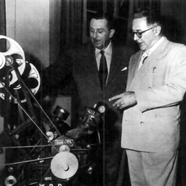 Walt Disney und Willy Ley erörtern im Disney-Studio ihre Filmserie über die Zukunft der Raumfahrt, die Millionen von Fernsehzuschauer erreichte. Sie soll US-Präsident Eisenhower bewogen haben, 1957 einen ersten amerikanischen Satelliten ins All zu starten. Bild: National Air and Space Museum