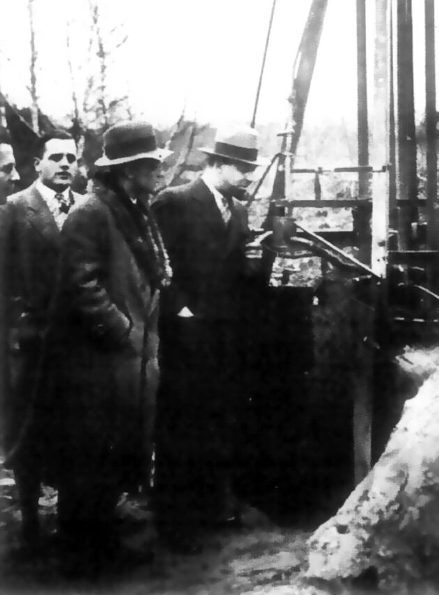 G. Edward Pendray, Gründungsmitglied der Amerikanischen Interplanetarischen Gesellschaft, besuchte den Raketenflugplatz in Berlin im April 1930, hier am Prüfstand der Mirak. Hinter ihm mit dem Gesicht zur Kamera ist Klaus Riedel. Bild: National Air and Space Museum, Smithsonian Institution, A-3548