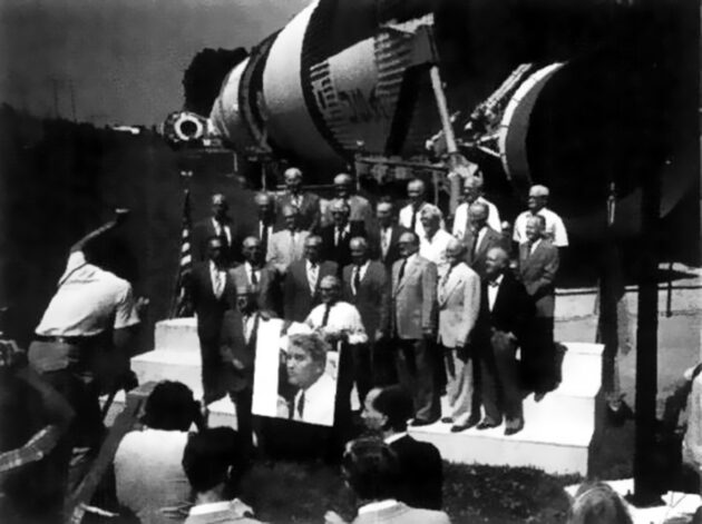 Im März 1985 trafen sich die Raumfahrtpioniere aus Deutschland zu einer Gedenkfeier in Huntsville, Alabama. Hier werden sie vor einem Saturn-V-Triebwerk, das sie mitentwickelt haben, fotografiert. Links vom Foto Wernher von Brauns Nachfolger in Huntsville, Dr. Eberhard Rees, rechts davon Konrad Dannenberg. Bild: Marsha Freeman