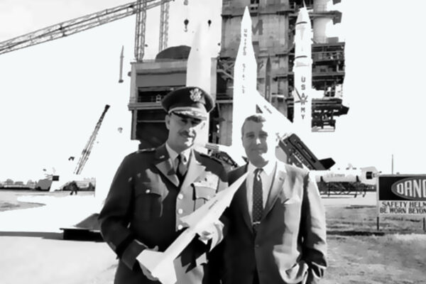 General Medaris hat sich in der Armee besonders nachdrücklich für das Raumfahrtprogramm eingesetzt. Das Bild zeigt ihn zusammen mit Wernher von Braun in Huntsville.