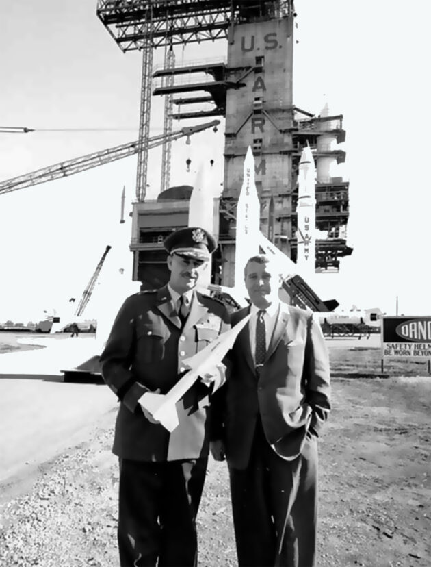 General Medaris hat sich in der Armee besonders nachdrücklich für das Raumfahrtprogramm eingesetzt. Das Bild zeigt ihn zusammen mit Wernher von Braun in Huntsville.
