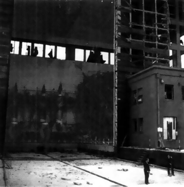 Bei dem britischen Luftangriff wurden 60 von 100 Gebäuden in Peenemünde getroffen. Die meisten waren jedoch nur relativ gering beschädigt. Arbeiter räumen hier Trümmer in der Montagehalle weg. Im Hintergrund an der Wand stehen einige montierte A-4-Raketen. Bild: Deutsches Museum, München