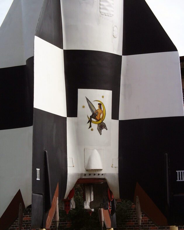 Damit die Wissenschaftler niemals ihr eigentliches Ziel aus dem Auge verlieren, hatte der Maler Gerd de Beek an einer A-4 die Heldin der Raketenforscher aufgemalt – die Frau im Mond, hier nachgestellt auf dem Gelände des heutigen Museums. Bild: Wikipedia/Raboe001