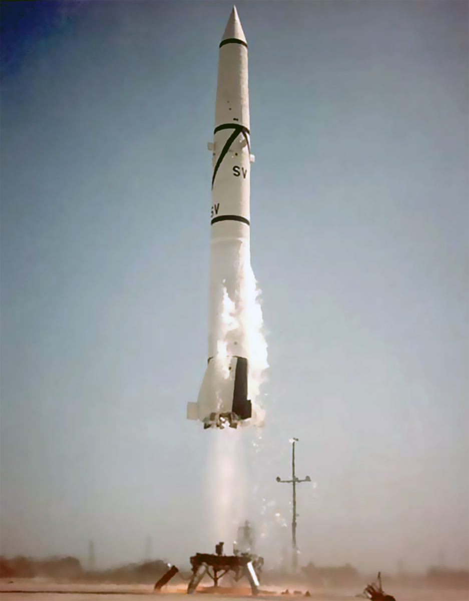 Im Zusammenhang mit dem Koreakrieg wurde in den fünfziger Jahren die Redstone-Rakete entwickelt. Hier ein Abschuss der Mittelstreckenrakete bei Cape Canaveral, Florida.