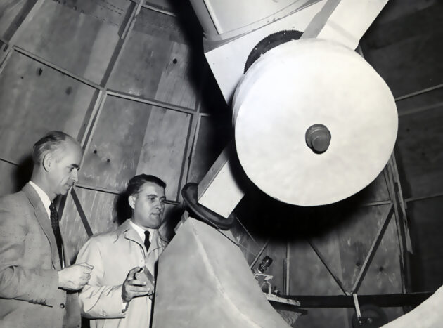 Die Raumfahrtpioniere aus Deutschland gründeten in den USA die „Rocket City Astronomical Association“ und errichteten eines der damals besten Teleskope in den amerikanischen Südstaaten. Das Bild aus dem Jahr 1956 zeigt Ernst Stuhlinger und Wernher von Braun am Teleskop des heute nach von Braun benannten Observatoriums im Monte Sano Park. Bild: NASA, Marshall Space Flight Center