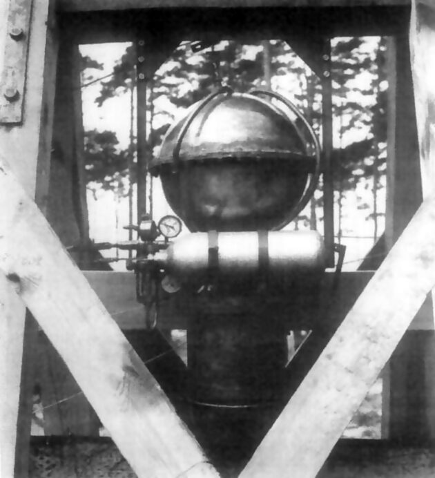 Aufnahme von l934 eines Raketentriebwerks, das Arthur Rudolph für das Aggregat 1 in der Heeresversuchsanstalt in Kummersdorf entwickelt hatte. Bild: Deutsches Museum, München