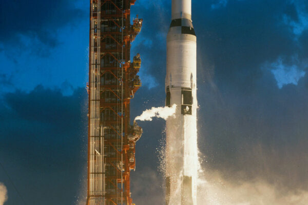 Der allererste Start der 11O Meter hohen Saturn V in Cape Canaveral. Bei der Saturn V kam es dank der Umsicht und Gründlichkeit ihres Projektleiters Arthur Rudolph nie zu einem Fehlstart. Bild: NASA