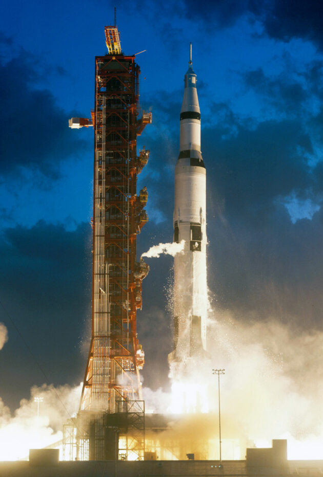 Der allererste Start der 11O Meter hohen Saturn V in Cape Canaveral. Bei der Saturn V kam es dank der Umsicht und Gründlichkeit ihres Projektleiters Arthur Rudolph nie zu einem Fehlstart. Bild: NASA