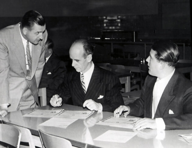 Am 15. April 1955 kam es zu einer kurzen Unterbrechung im hektischen Terminkalender der Raumfahrtpioniere aus Deutschland, als 40 von ihnen in den Räumen der Highschool von Huntsville die US-Staatsbürgerschaft erhielten. Auf dem Bild unterzeichnen Martin Schilling, Ernst Stuhlinger und Wernher von Braun ihre Einbürgerungspapiere. Bild: NASA, Marshall Space Flight Center