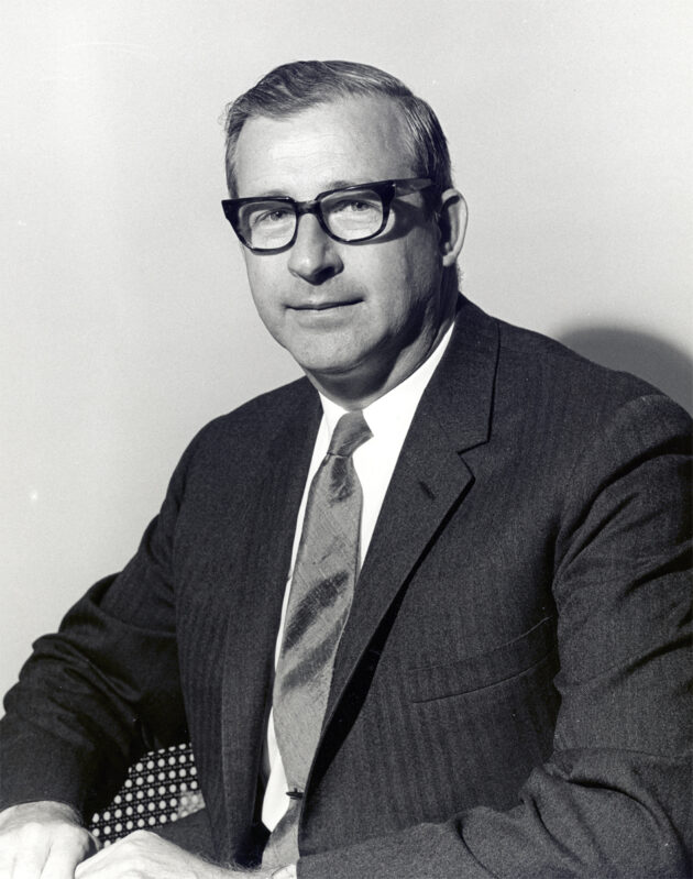 Dr. Thomas Paine erklärte auf einer Pressekonferenz am 29. Juli 1970 seinen Rücktritt als Chef der NASA. Er hoffte, ein von der Republikanischen Regierung ernannter Nachfolger würde im Weißen Haus offenere Ohren finden, um von Brauns Marsprogramm weiterverfolgen zu können. Bild: NASA