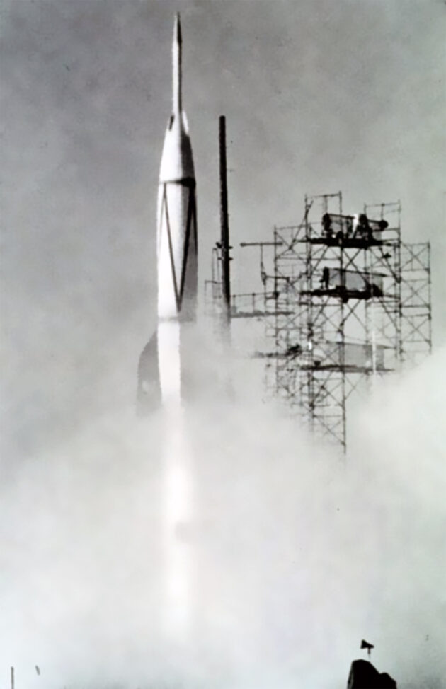 Nach dem Krieg kamen im Zuge von „Operation Paperclip“ 118 Fachleute aus Peenemünde und 400 Tonnen V-2-Teile in die USA. Das gab Amerika einen Vorsprung auf dem Weg ins Raumfahrtzeitalter. Das Bild zeigt eine modifizierte V-2, die im Juli 1950 auf Cape Canaveral gezündet wird. Bild: US-Energieministerium