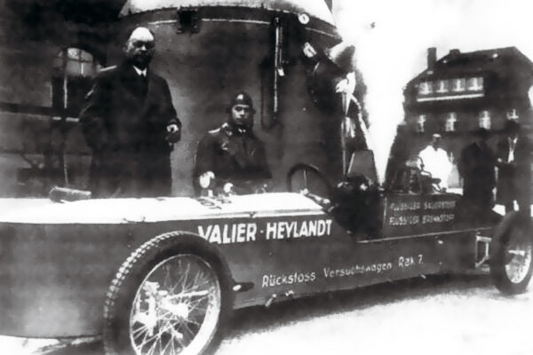 Dr. Paul Heylandt (links) neben Max Valier mit ihrem Raketenauto bei Berlin. Bei einem fehlgeschlagenen Test mit einem Raketenmotor, den Valier zusammen mit Walter Riedel entwickelt hatte, kam Valier am 17. Mai 1930 ums Leben. Bild: Deutsches Museum, München